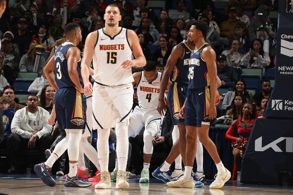 包含鹈鹕血洗爵士，约基奇统治全场的词条