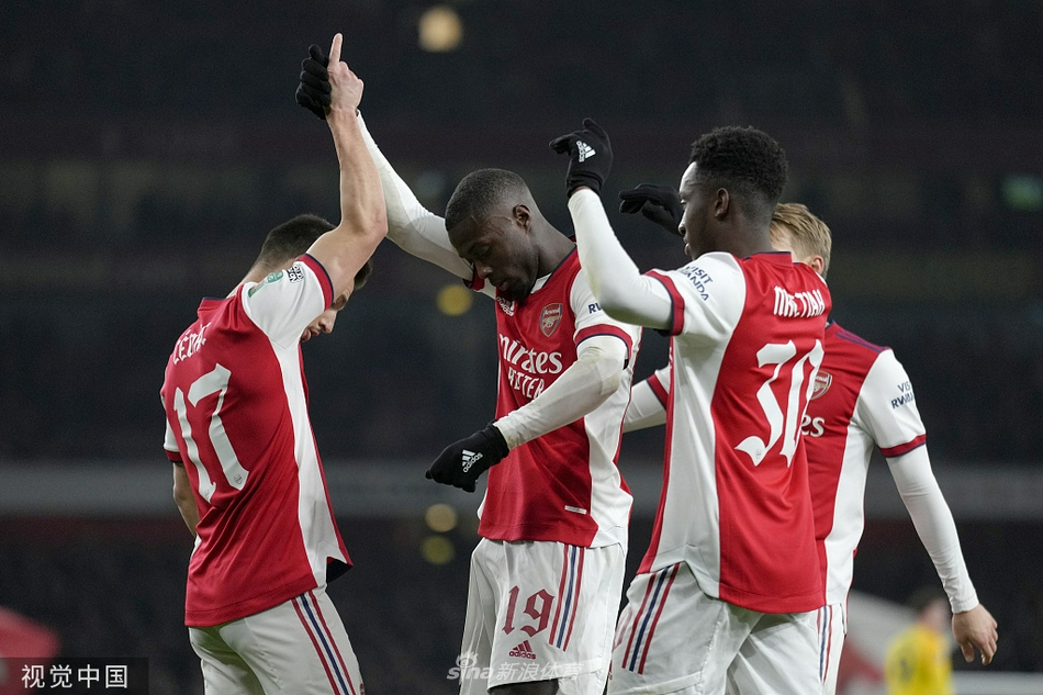 包含阿森纳碾压意大利，德容完成帽子戏法的词条