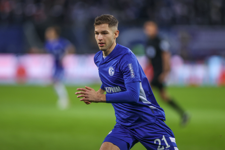 包含沙尔克04客场战平汉堡，遭遇五连平的词条