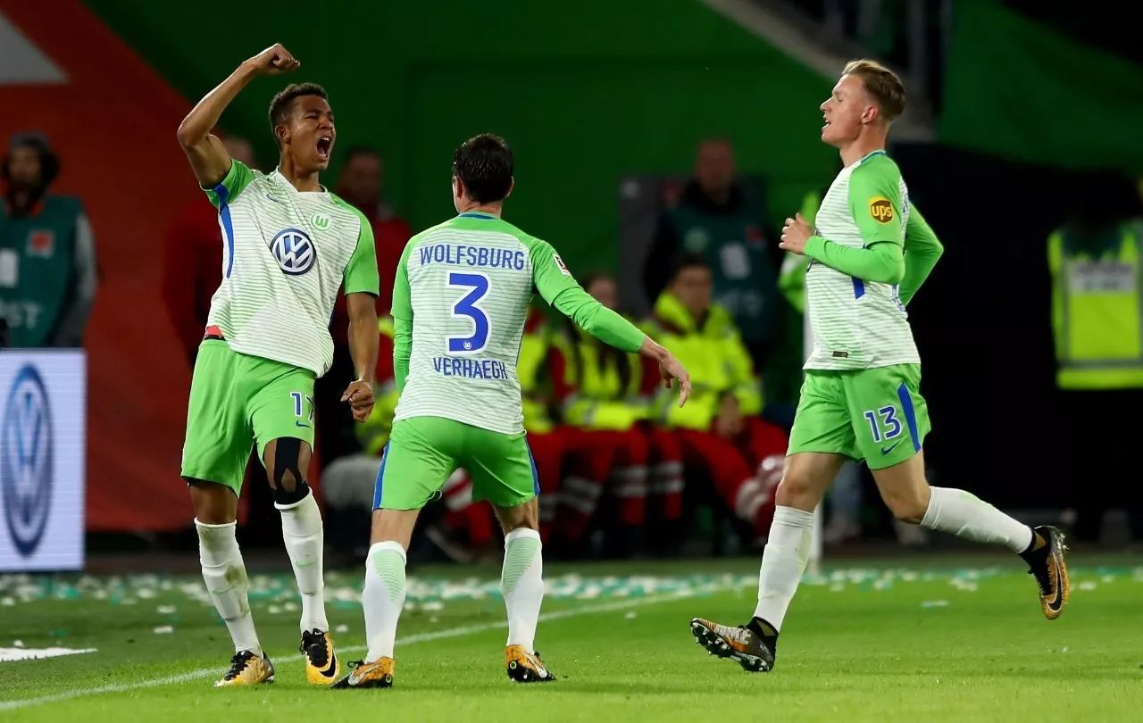 包含沙尔克04客场战平汉堡，遭遇五连平的词条