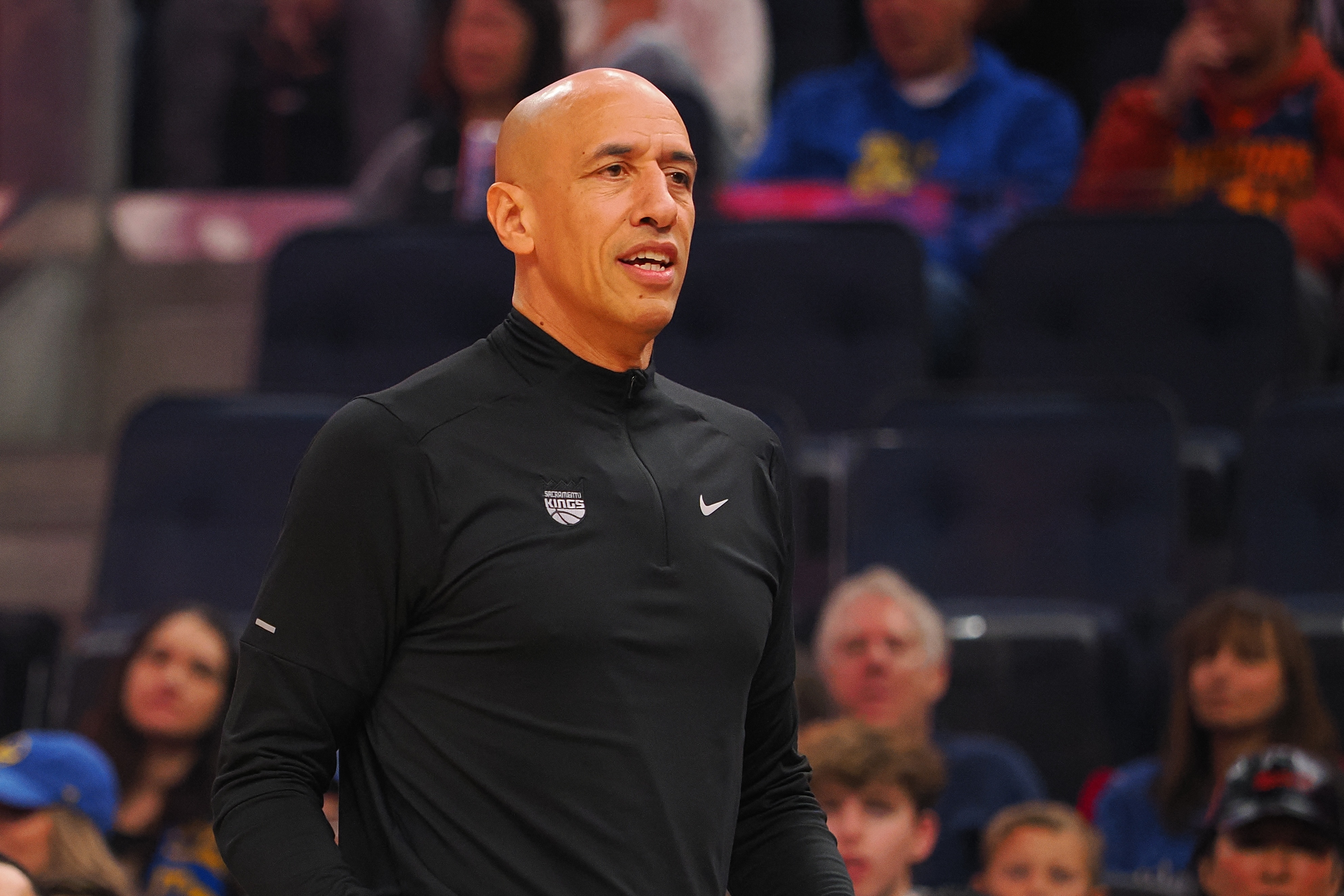 包含凯尔特人后卫多次抱怨主教练战术，球队内部不和睦的词条