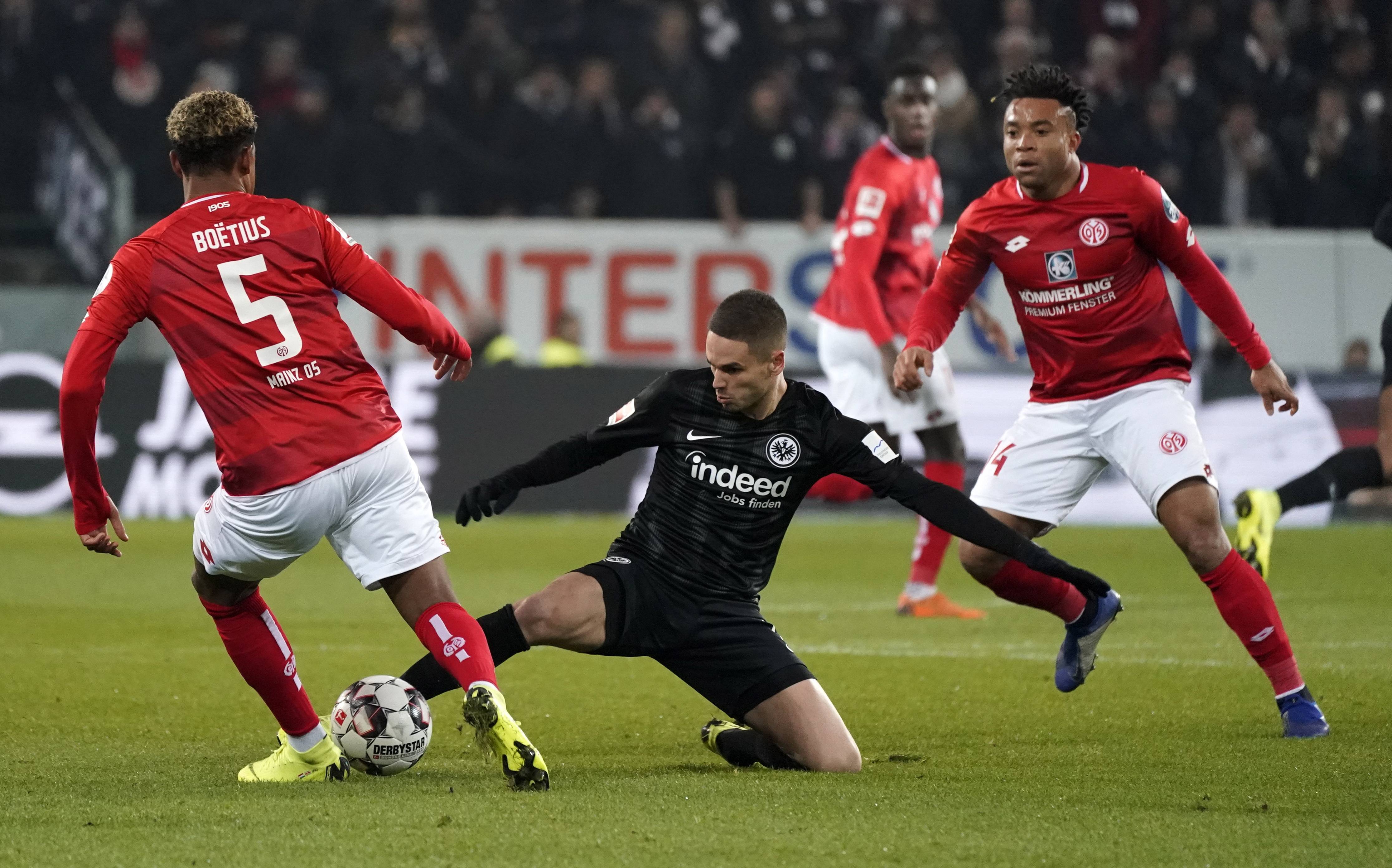 包含本周足球联赛最新报道：球队表现出色取胜的词条